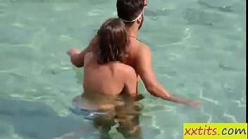 xxtits.com YOUNG COUPLE GETS CAUGHT FUCKING ON THE BEACH