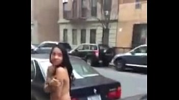 18 su novio la desnuda en la calle por enganarlo sin censura