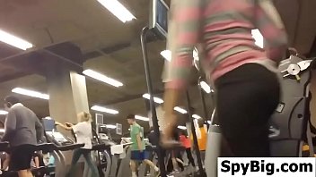 spying on this chick with an ass at the gym