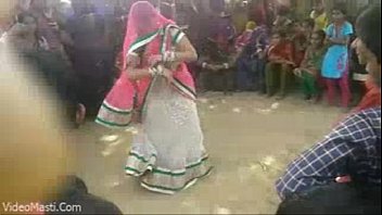 bhabhiji dancing on bhojpuri song in gaon videomasti com