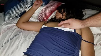 desnude a mi hermana dormida y le meti los dedos