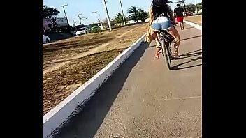 Novinha gostosinha de bicicleta na CE040 em Fortaleza Ceará