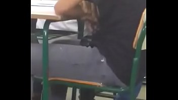 Muleke tarado batendo punheta na aula de português (mais conhecido como chaveiro)