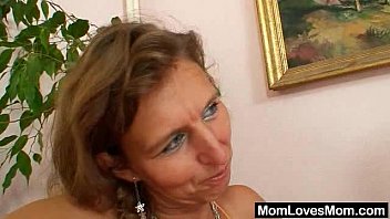 Unshaven amateur-mom gets toyed by perverse blond dame