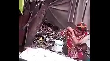 desi bengali muslim labour aunty bathing caprured by voyeur mms