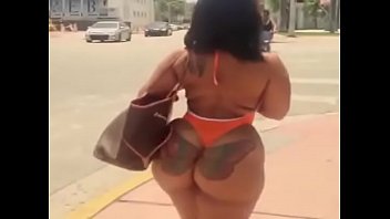 latina sexy en traje de baño caminando en la calle