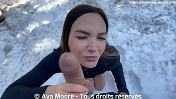 Une française suce une grosse bite dans la neige et avale tout le sperme - Ejaculation buccale